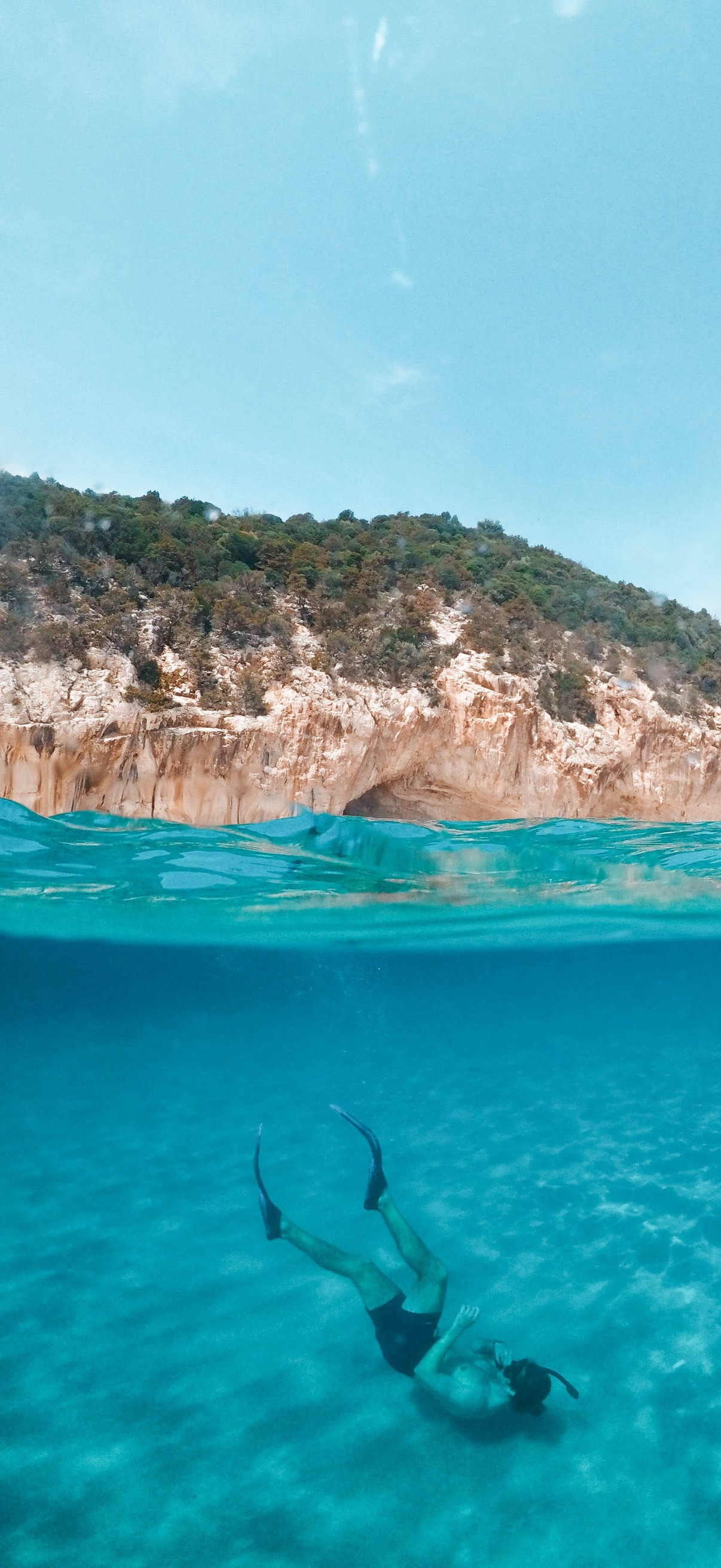 Travel 4K Beach Dive – Ultra HD iPhone 18 Landscape Wallpapers